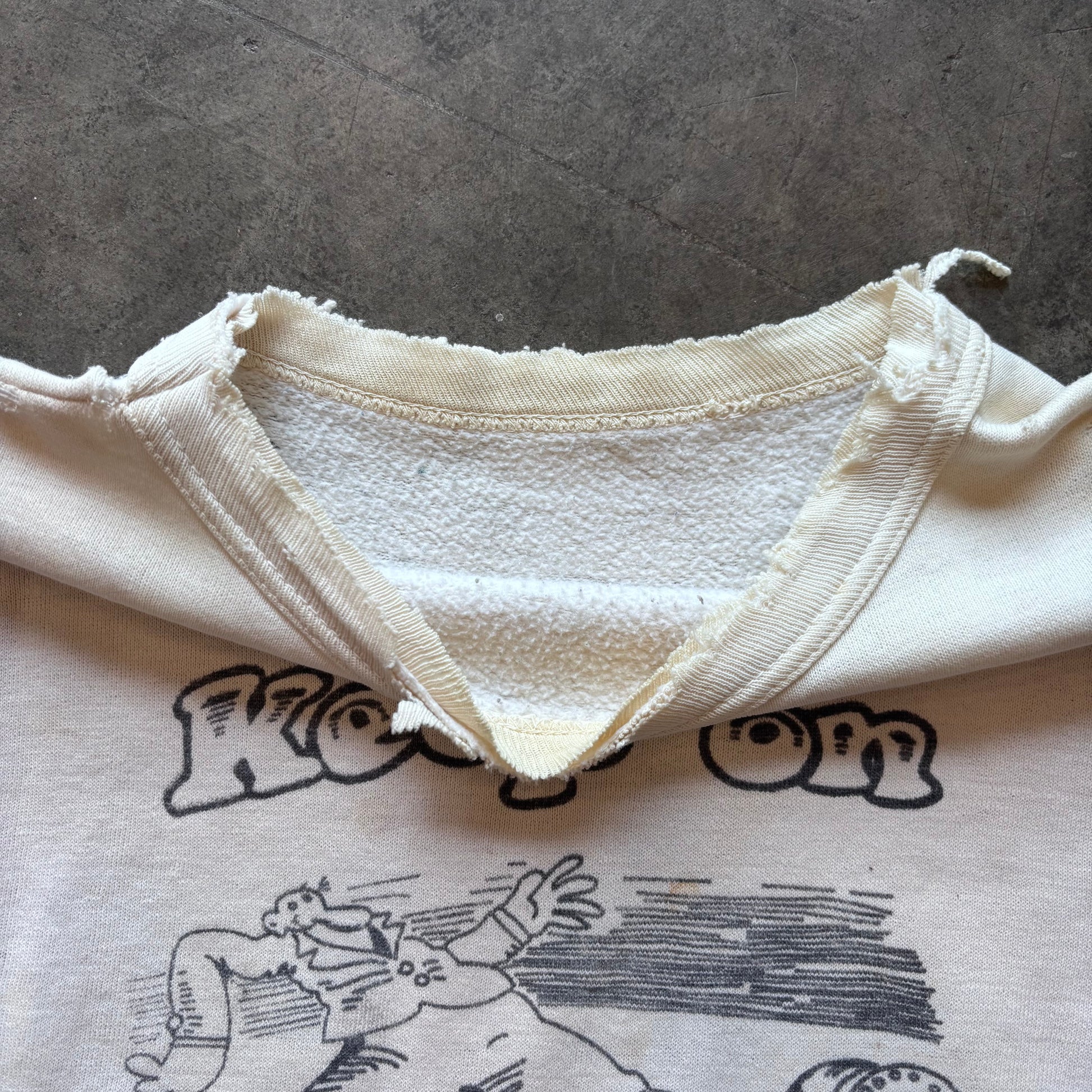 THRASHED | 1970s Robert Crumb "Keep on Truckin" Sweatshirt Sz. M