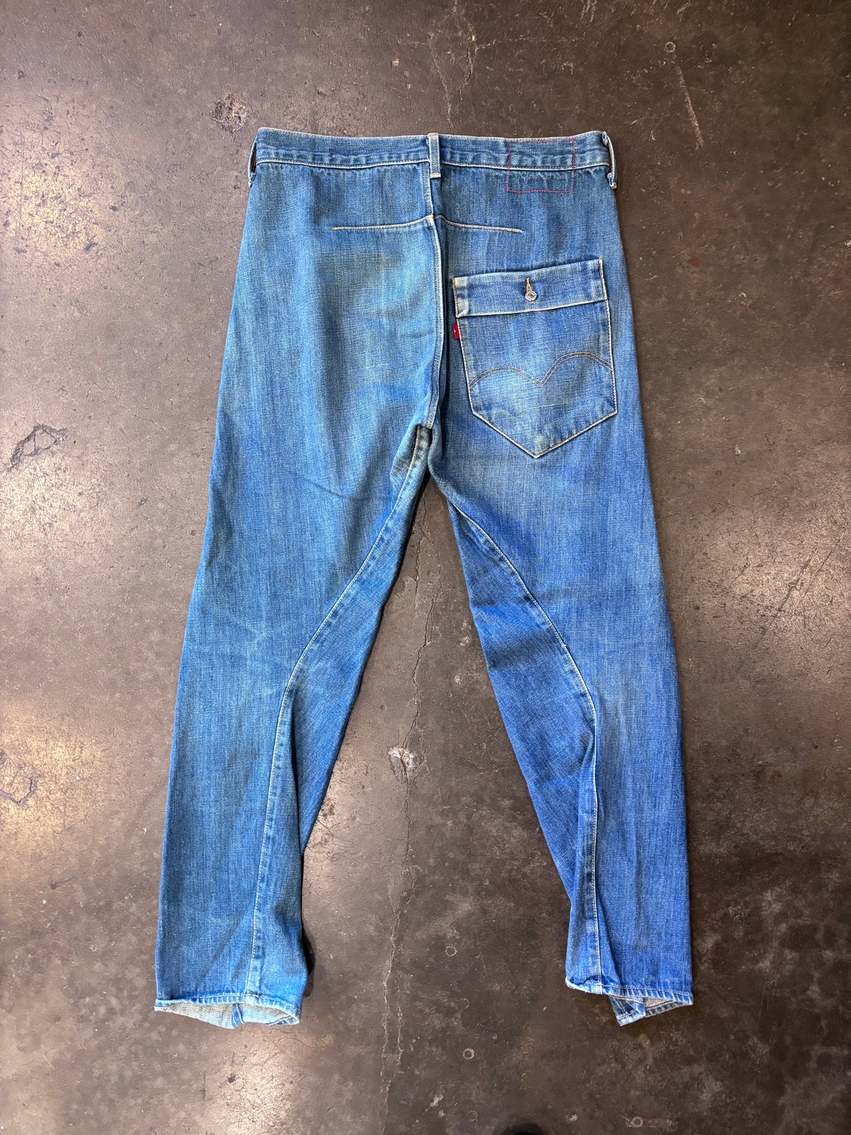 SAMPLE | Women's LEVI (Made in Spain) Twisted Leg Button-Fly Denim Jeans Sz.32